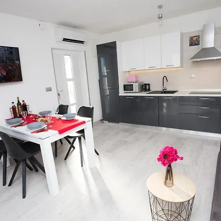 Fides With Private Pool, Garden And Sea View