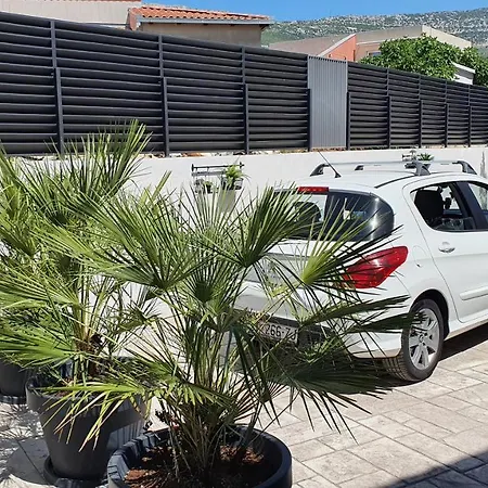 Fides With Private Pool, Garden And Sea View