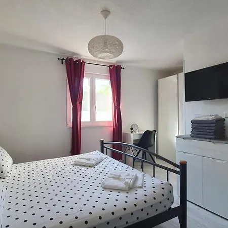 Fides With Private Pool, Garden And Sea View