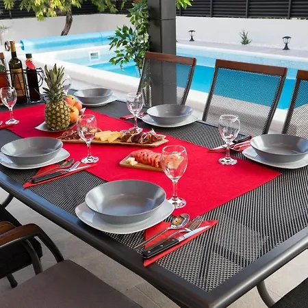 Fides With Private Pool, Garden And Sea View