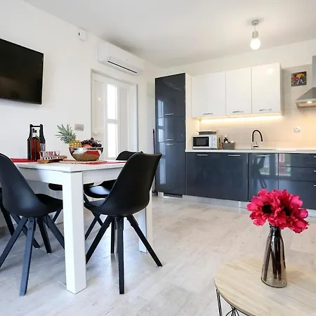 Fides With Private Pool, Garden And Sea View Kaštel Novi